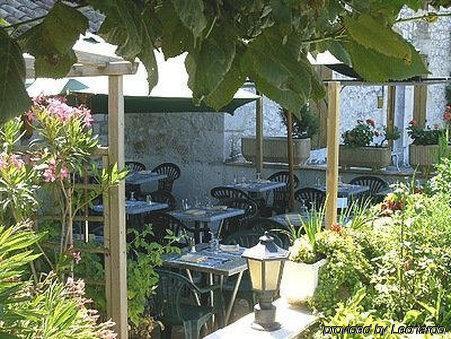 Logis - Et Restaurant Les Voyageurs 2*