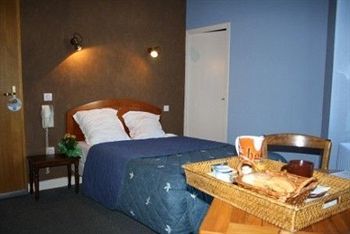 Logis - Et Restaurant Les Voyageurs 2*