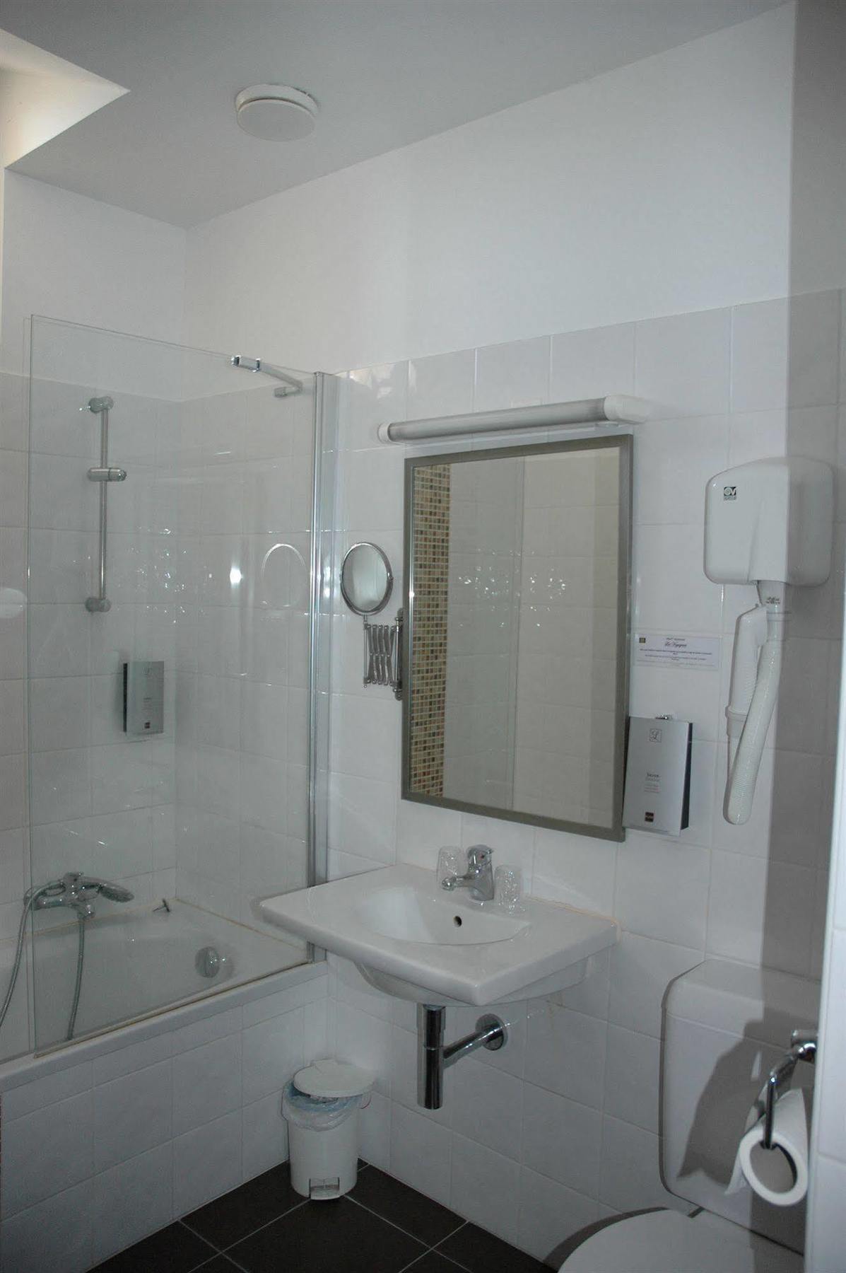 Hotel Logis - Et Restaurant Les Voyageurs 2*