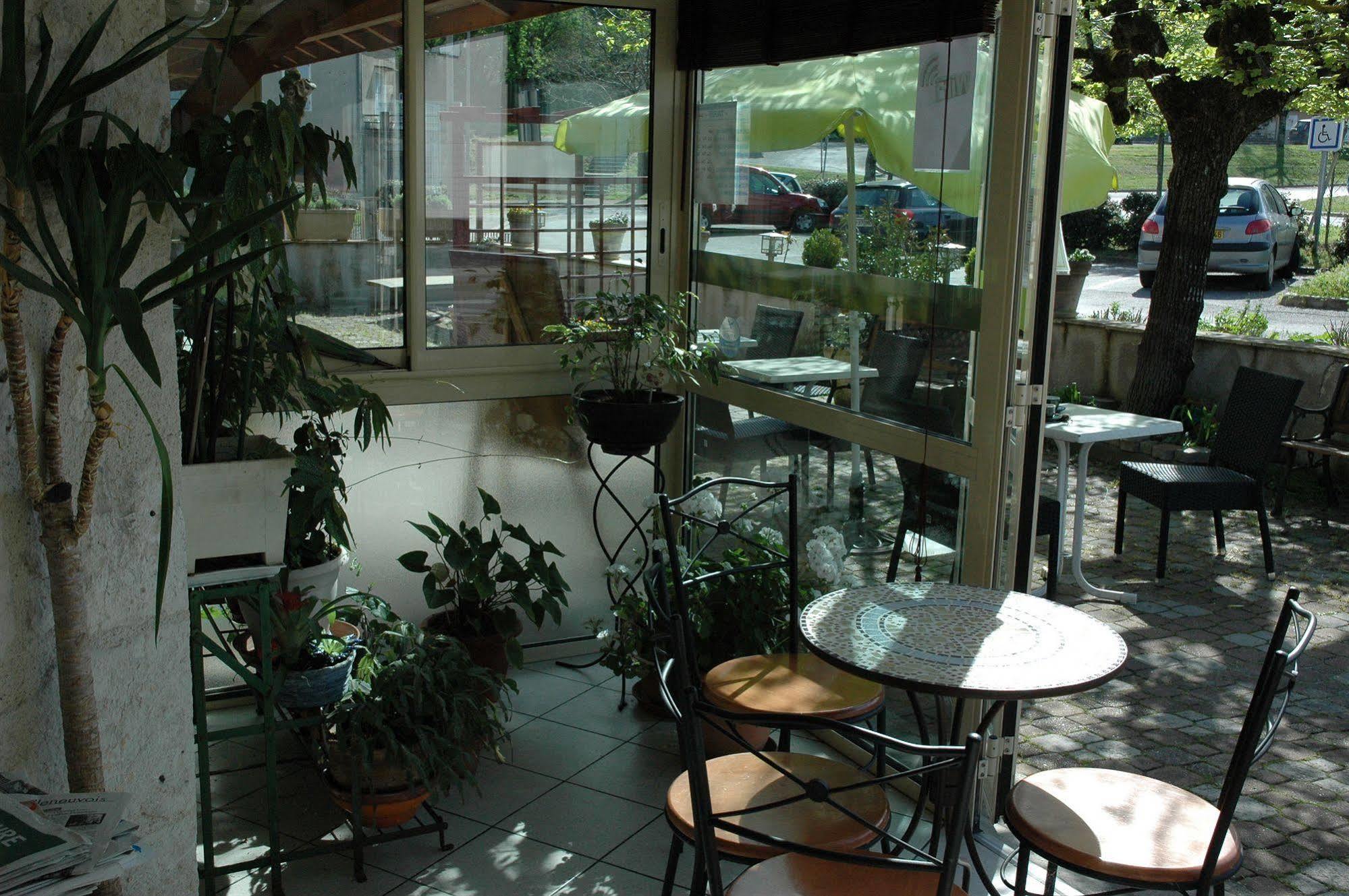 Logis - Et Restaurant Les Voyageurs Hotel 2*