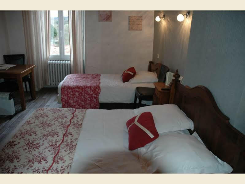 Logis - Et Restaurant Les Voyageurs 2*